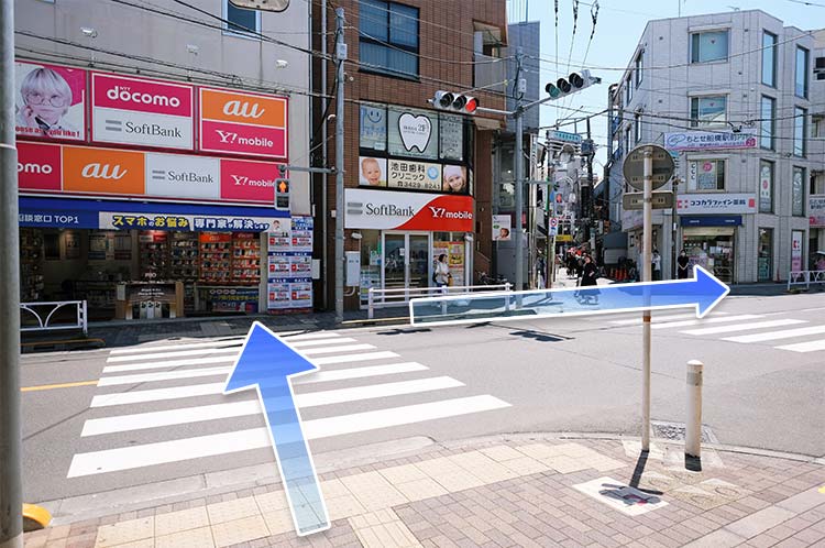 道順2<br>横断歩道を渡り右手へお進みください