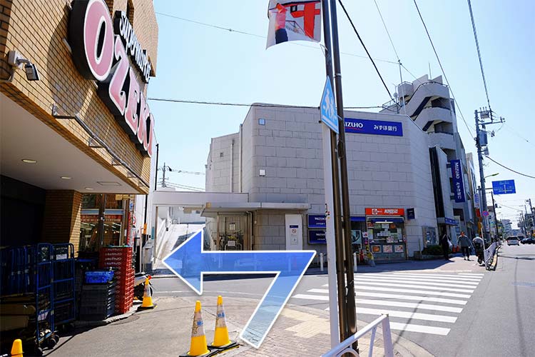 道順4<br>みずほ銀行とオオゼキの間の道を(左手へ)お進みください